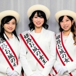 お城の女王に決まった（左から）宇野音羽さん、小西真悠子さん、安田りかさん＝姫路市役所
