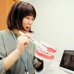 画面越しに子どもの歯の磨き方を助言する歯科衛生士＝姫路市坂田町