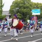 大手前通りで行われたパレード。沖縄の伝統芸能「エイサー」も披露された＝姫路市本町