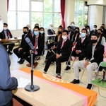 留学生によるスピーチもあった入学式＝見野の郷交流館