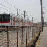 山陽網干駅を出発し、平松駅へ向かう網干線の電車。見つかった図面では、この付近から赤穂へ向かう路線が分岐する予定だった＝姫路市網干区北新在家