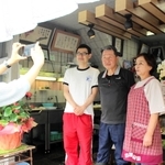 閉店を前に記念撮影する清野善生さん（右から２人目）、知代さん（右端）夫妻＝姫路市八代東光寺町