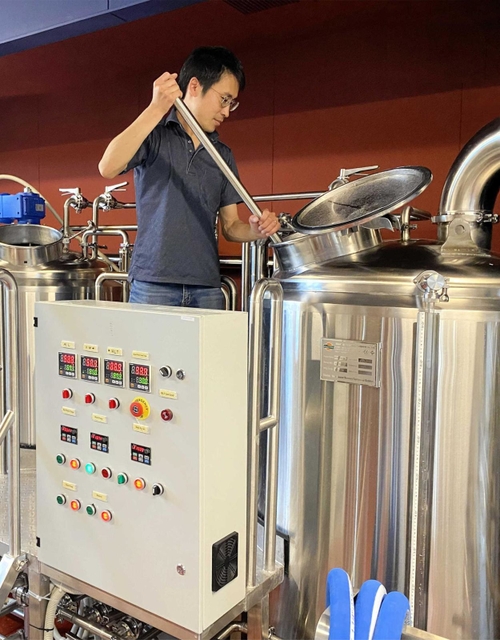 初の出荷に向け、仕込み作業をする入山航さん＝イーグレブルワリー