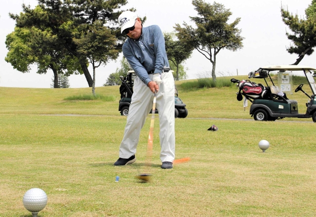 プラチナティーで１打目を放つ高齢プレーヤー＝姫路市大塩町