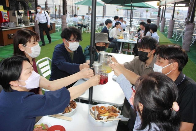 ２年ぶりに営業を始めたビアガーデン＝姫路市駅前町