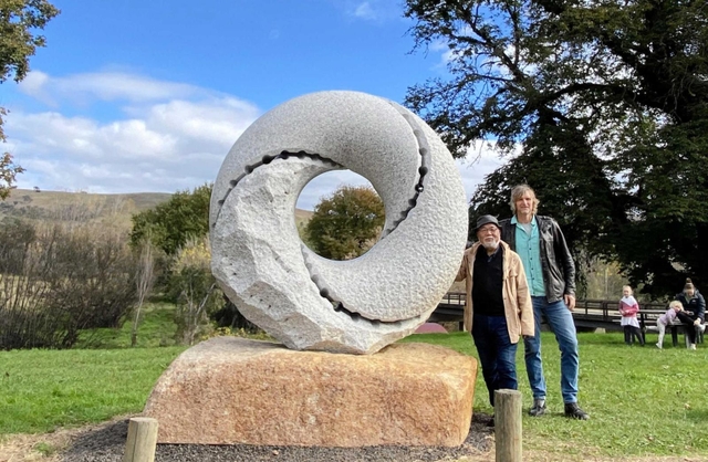 よみがえる自然の力象徴 姫路の彫刻家、豪森林火災被災地に