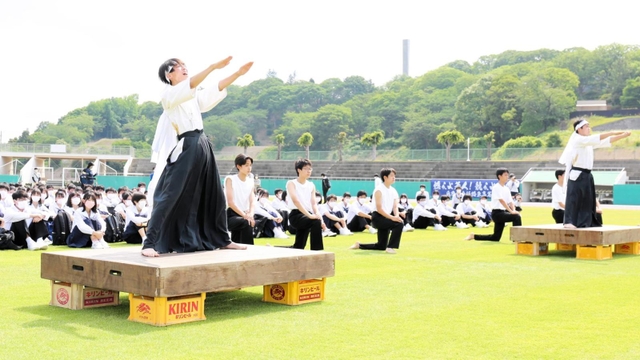伝統の演舞を披露する姫路東高校の応援団＝ウインク陸上競技場 