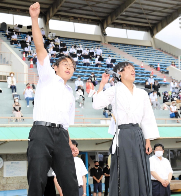 健闘を呼び掛けた姫路西高の山本隼士さん（左）と姫路東高の多田慶樹さん＝姫路市中地