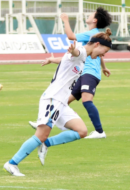 ゴールを決め、喜び駆け出すＦＷ千葉園子＝明石公園きしろスタジアム