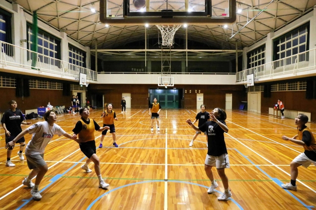練習拠点の旧鶴居中学校体育館で汗を流す選手たち＝市川町神崎