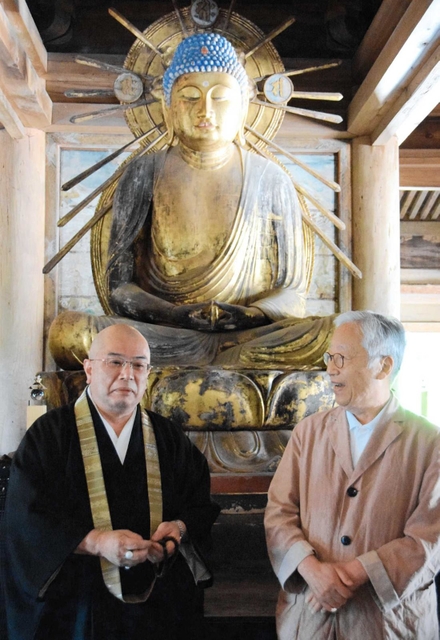 後方の阿弥陀如来の周囲に、五輪塔を配置した杉本博司さん（右）と大樹玄承住職＝書写山円教寺