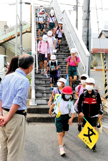 マスク姿で登校する児童が目立った＝姫路市河間町