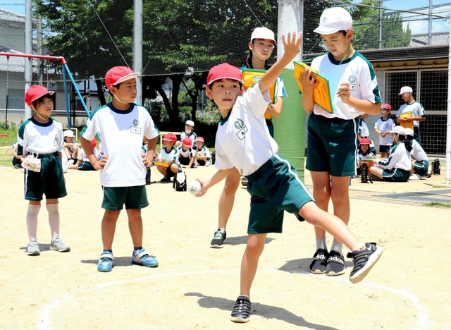 マスクを外して体力測定に挑戦する１年生の児童ら＝野里小学校