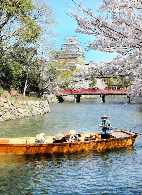 春の観光シーズンに内堀を巡る和船＝２０２２年４月、姫路城