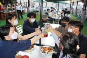 ２年ぶりに営業を始めたビアガーデン＝姫路市駅前町