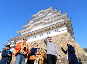 コロナ禍前は外国人も多く訪れた姫路城。人出の回復に期待が寄せられる＝２０１８年１１月、姫路市本町