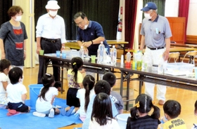 昨年７月にあった八幡幼稚園との交流。園児に科学の楽しさを伝える（下蒲田老人クラブ提供）
