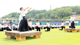伝統の演舞を披露する姫路東高校の応援団＝ウインク陸上競技場 