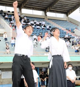 健闘を呼び掛けた姫路西高の山本隼士さん（左）と姫路東高の多田慶樹さん＝姫路市中地