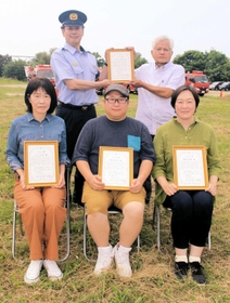 しらさぎ賞を贈られた（前列左から）山口久美さん、奥本晋也さんと直美さんの夫妻。後列右は長谷川雅英さん＝姫路市余部区下余部