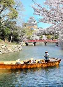 春の観光シーズンに内堀を巡る和船＝２０２２年４月、姫路城