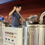 初の出荷に向け、仕込み作業をする入山航さん＝イーグレブルワリー