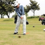 プラチナティーで１打目を放つ高齢プレーヤー＝姫路市大塩町