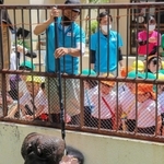 豪快なカバの歯磨きに見入る園児ら＝姫路市立動物園