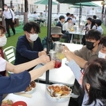 ２年ぶりに営業を始めたビアガーデン＝姫路市駅前町