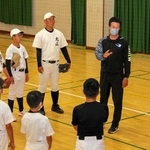 元阪神タイガース選手の八木裕さんの指導に熱心に耳を傾ける選手たち＝姫路市白浜町