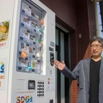食品の自動販売機について説明する木南武志さん＝姫路市西今宿３