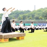 伝統の演舞を披露する姫路東高校の応援団＝ウインク陸上競技場 