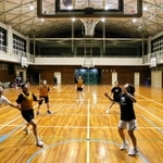 練習拠点の旧鶴居中学校体育館で汗を流す選手たち＝市川町神崎