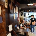 初代マスター長井さんのイラストが店内を見守る＝姫路市網干区新在家