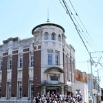 昭和２０年代とみられる写真と同じ構図で記念撮影する式典の参加者たち＝姫路市網干区新在家