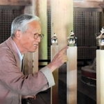 阿弥陀如来の周囲に配置したガラスの「五輪塔」について説明する杉本博司さん＝書写山円教寺