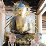 後方の阿弥陀如来の周囲に、五輪塔を配置した杉本博司さん（右）と大樹玄承住職＝書写山円教寺