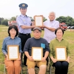 しらさぎ賞を贈られた（前列左から）山口久美さん、奥本晋也さんと直美さんの夫妻。後列右は長谷川雅英さん＝姫路市余部区下余部