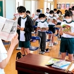 マスクを着用したまま合唱する６年生の児童＝野里小学校