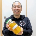 希少なニホンミツバチの養蜂を続ける片山貴信さん＝姫路市