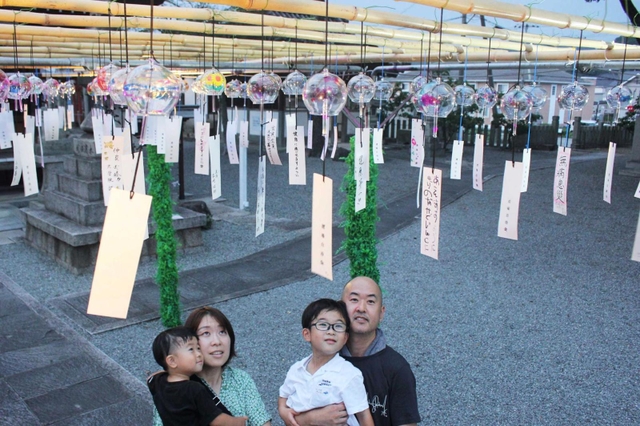 境内に飾られた約３００個の風鈴＝早川神社