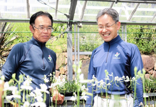 研究に携わった朝井健史副園長（右）と松本修二研究員＝姫路市立手柄山温室植物園