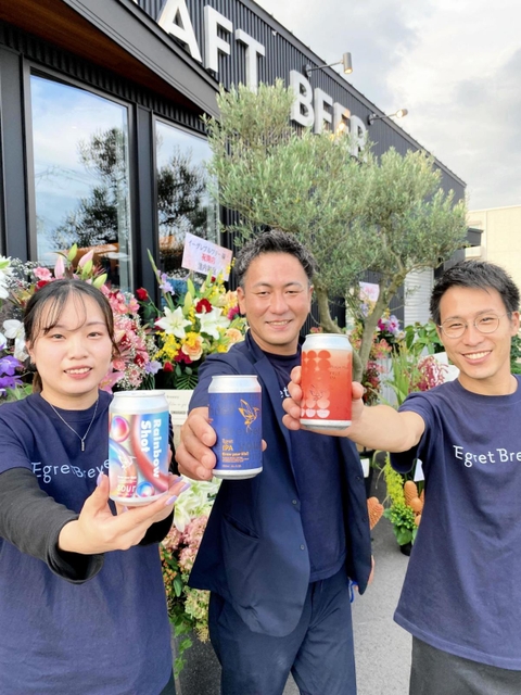 姫路初のクラフトビールを完成させた池内正雄さん（中央）ら＝姫路市苫編