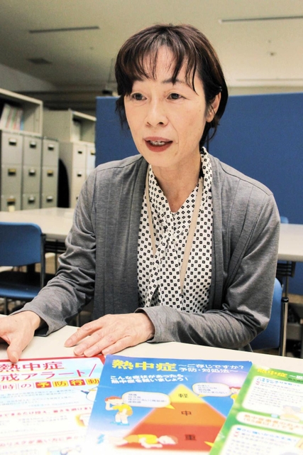 コロナ禍での熱中症対策を話す市保健所の正木典子さん＝姫路市坂田町