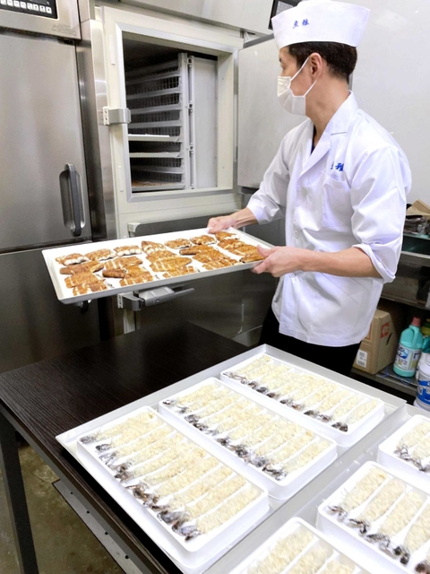 凍結機に食材を入れる黒田順司さん＝姫路市大塩町