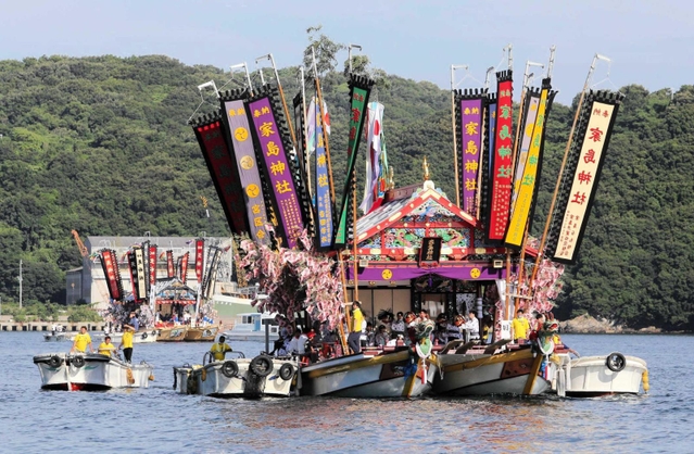 のぼりをたなびかせ天神浜に向かう檀尻船＝姫路市家島町