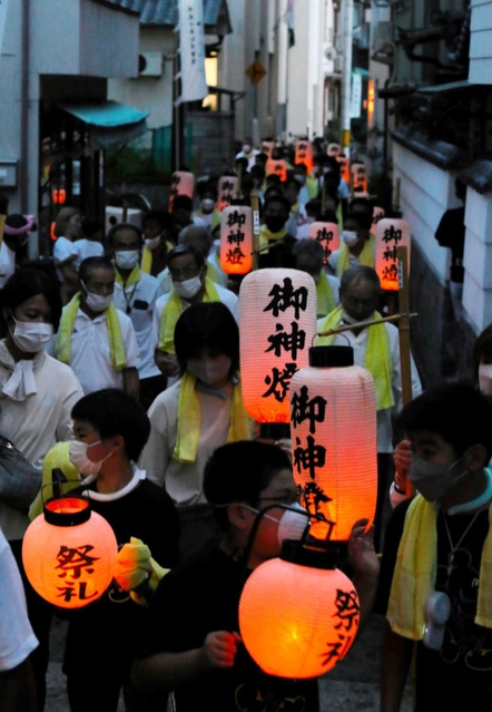 宮地区の住民が島の路地を練り歩いたちょうちん行列＝姫路市家島町