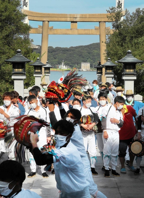 参道を舞いながら進む真浦の獅子舞＝姫路市家島町 