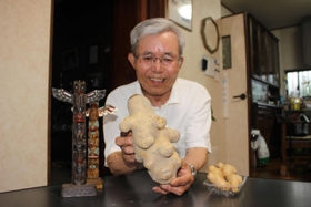収穫したジャガイモを持つ多田秋弘さん＝姫路市御立中４