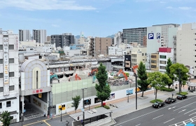 解体工事が当初予定よりも長引いている「ヤマトヤシキ姫路店」跡地＝姫路市二階町（撮影・大山伸一郎）